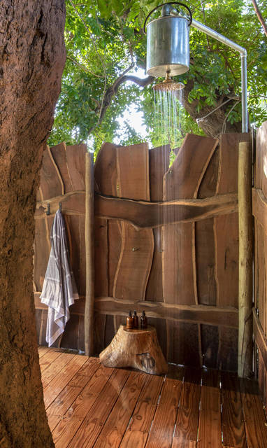 Buiten douche bij Nyamatusi Camp, Mana Pools NP in Zimbabwe