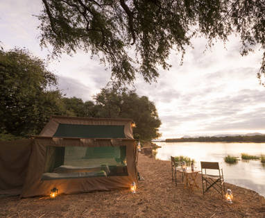inrichting tenten bij Natureways Mano shoreline kanosafari