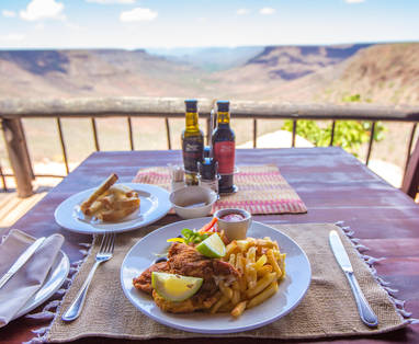 Lunchen met uitzicht bij Grootberg Lodge in Namibië