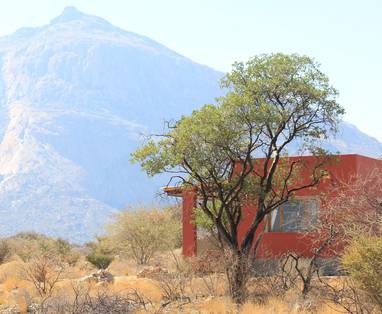 Chalet met uitzicht bij Hohenstein lodge in Namibië