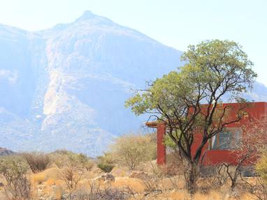 Chalet met uitzicht bij Hohenstein lodge in Namibië