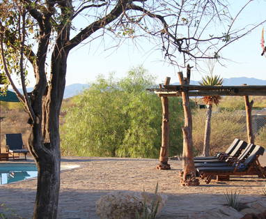 zwembad bij Hohenstein lodge in Namibië