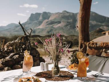 Lunchen bij Hohenstein Lodge in Namibie