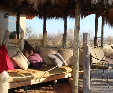 Buitenterras bij Kalahari Red Dunes Lodge in Namibië