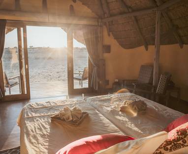 inrichting kamer bij Kalahari Red Dunes Lodge in Namibië