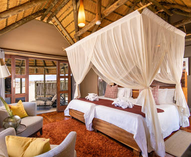 Comfortabele slaapkamer bij Hoodia Desert Lodge in Namibië