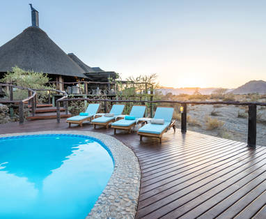 Zwembad bij Hoodia Desert Lodge in Namibië
