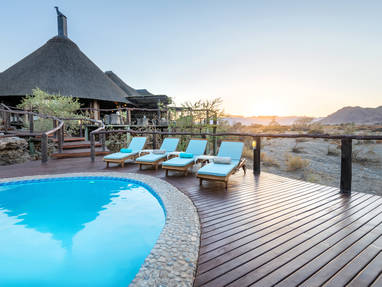 Zwembad bij Hoodia Desert Lodge in Namibië