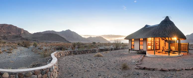 buitenaanzicht chalet bij Hoodia Desert Lodge in Namibië