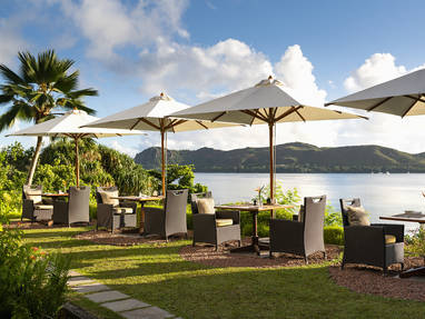 Terras van Raffles Seychelles met uitzicht op de oceaan