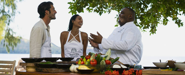 Koppel met chefkok tijdens kookworkshop bij Raffles Seychelles op Praslin
