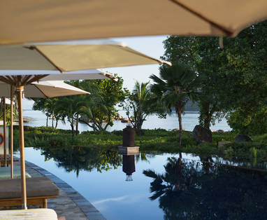 Twee ruime zwembaden onder elkaar bij Raffles Seychelles op Praslin