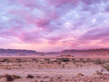 buitenaanzicht lodge bij Hoodia Desert Lodge in Namibië