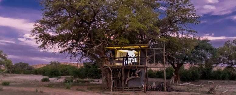 boomhut bij Hobatere Lodge in Namibië