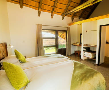 interieur slaapkamer bij Palmwag Lodge in Namibië