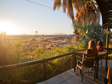 sundown drinks bij Palmwag Lodge in Namibië