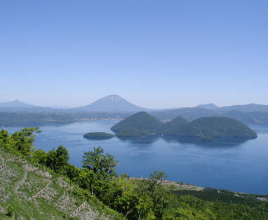Uitzicht op vulkaan en meer bij Akan op Hokkaido