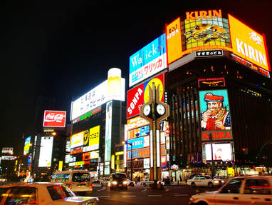 Reclameborden in de avond in Sapporo op Hokkaido