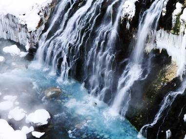 Warmwaterbron met waterval in BIei