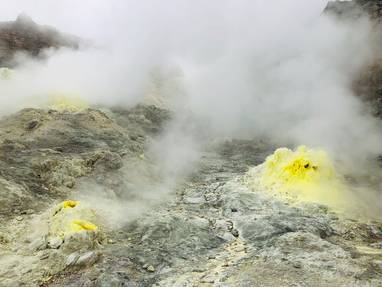 Gele zwavelhoudende openingen bij Mount Sulphur op Hokkaido
