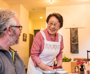 Japanse vrouw met toerist in lokaal restaurant op Hokkaido