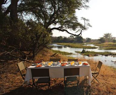 Ontbijten in de bush van Ruaha National Park in Tanzania