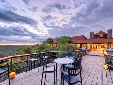 terras met uitzicht bij Etosha Safari Lodge in Namibië