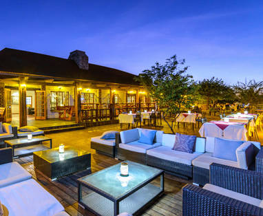 terras bij Etosha Safari Lodge in Namibië