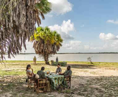 Ontbijten in de bush van Nyerere National Park Tanzania