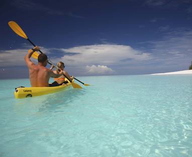 Kayakken op de zee rondom Mnemba Island