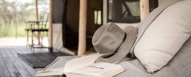 Boek en hoed Mila tentenkamp 