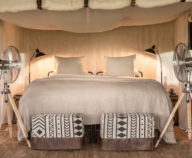 Tweepersoonsbed in tent in Mila Tented Camp