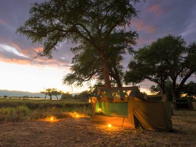 tenten vanaf buitenaf bij Camp Zambezi in Namibië