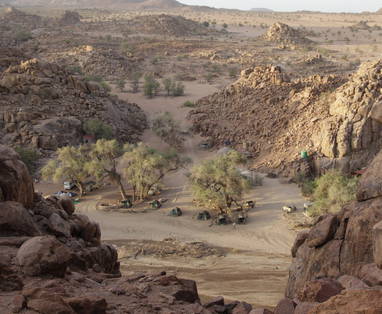 Safari tenten in een vallei tijdens de privé safari in Namibië