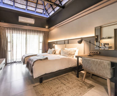 slaapkamer inrichting bij Mokuti Etosha Lodge in Namibië