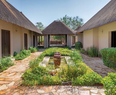 groene tuinen bij Mokuti Etosha Lodge in Namibië