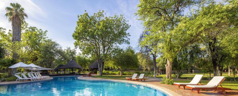 Zwembad bij Mokuti Etosha Lodge in Namibië