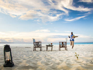 Sundowner op strand bij Mnemba Island Lodge in Tanzania