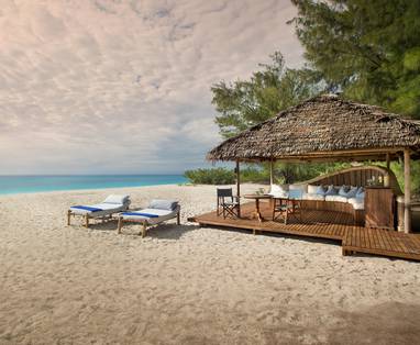 Prive strand met ligbedden op Mnemba Island