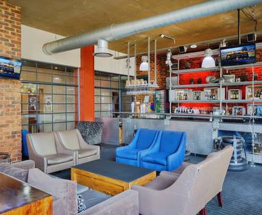 bar met lounge bij protea hotel