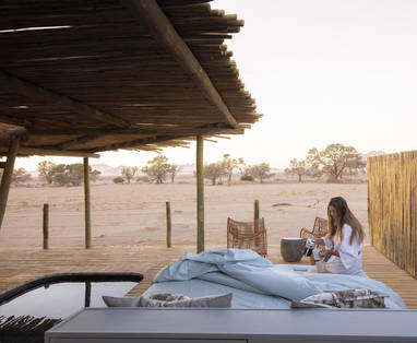Buitendek met privé plunge pool bij Little Kulala in Namibië