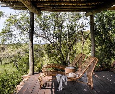 prive terras met ligstoelen bij Faru Faru lodge in Tanzania