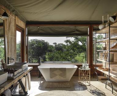 Bad met uitzicht bij Faru Faru lodge in Tanzania