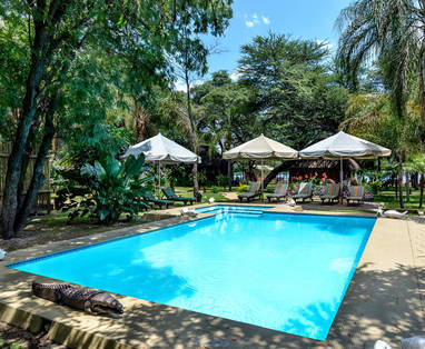 zwembad bij Hakusembe River Lodge in Namibië