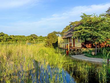 Chalet met uitzicht op de rivier bij Hakusembe River Lodge in Namibië