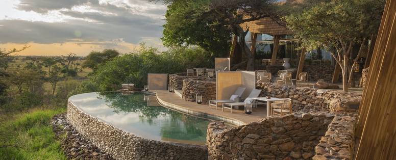 zwembad en main lodge bij Faru Faru lodge in Tanzania