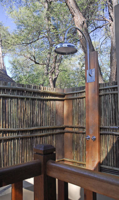 buiten douche bij Divava resort & spa in Namibië