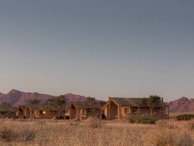 vooraanzicht lodge bij Desert Camp in Namibië