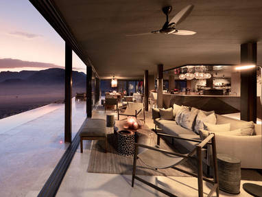 lounge bij Sossusvlei Desert lodge in Namibië