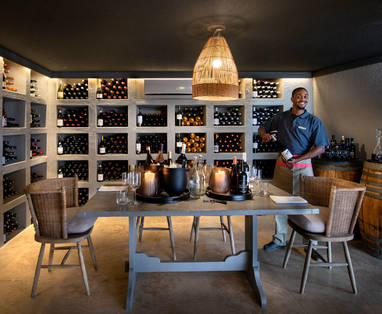 wijnkelder bij Sossusvlei Desert lodge in Namibië